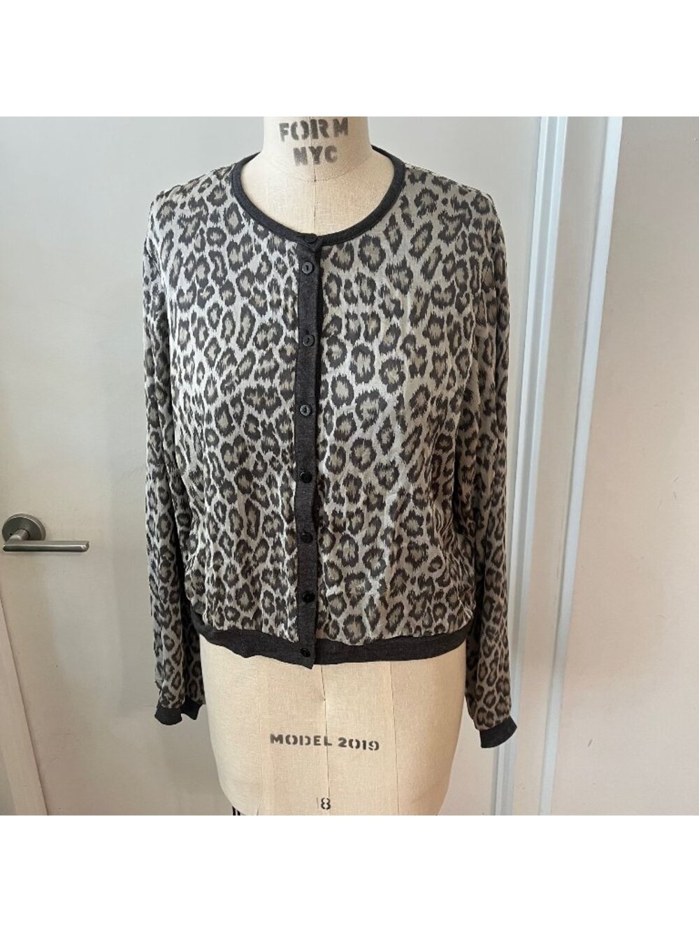 HY + DOT Silk Mob Wife‎ Leopard Print Cardigan Size Large